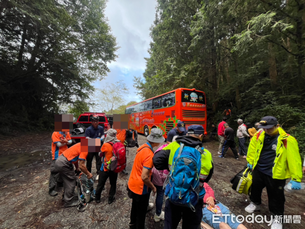▲▼阿嬤登阿里山，失足墜10m邊坡。（圖／記者翁伊森翻攝）