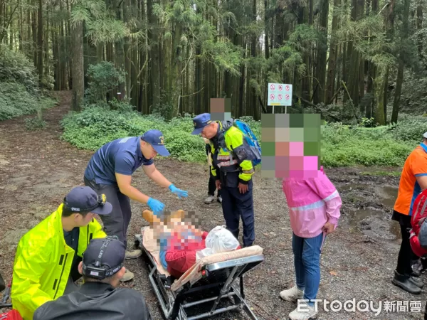 ▲▼阿嬤登阿里山，失足墜10m邊坡。（圖／記者翁伊森翻攝）