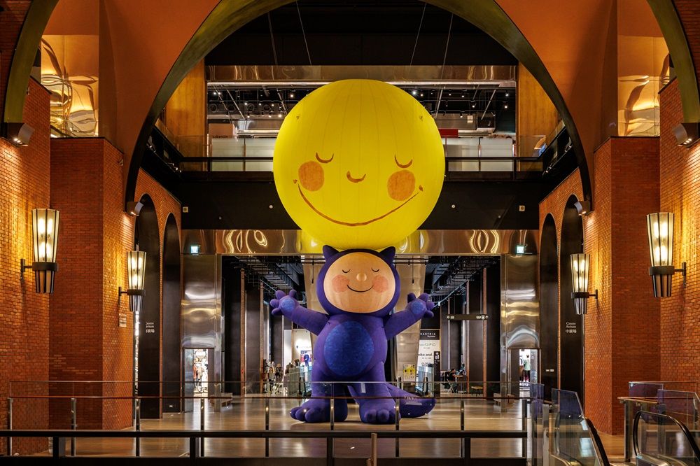 ▲誠品生活新店展出大型幾米月亮男孩。（圖／業者提供）