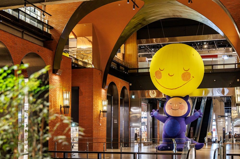 ▲誠品生活新店展出大型幾米月亮男孩。（圖／業者提供）