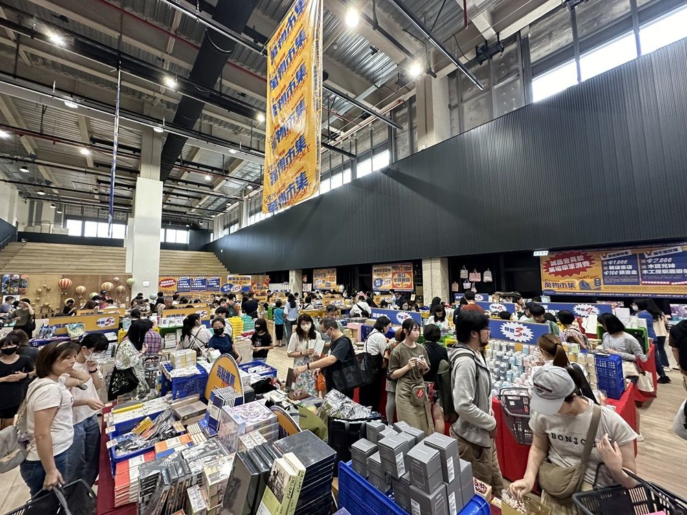 ▲誠品生活新店展出大型幾米月亮男孩。（圖／業者提供）