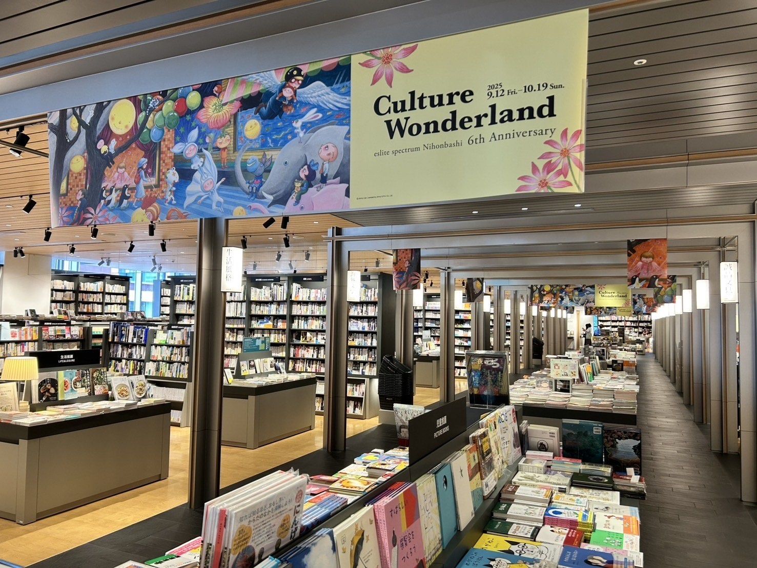 ▲誠品生活新店展出大型幾米月亮男孩。（圖／業者提供）