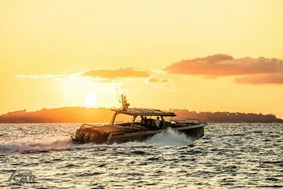 賓士御用改裝廠推「1500匹豪華高速遊艇」!3具V8引擎根本水上超跑