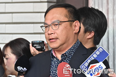 機場貴賓室被徐巧芯硬合照　王義川要華航檢討：是否禁止徐進入