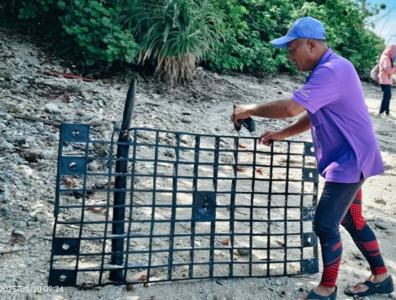 丹妮絲吹散的光電浮台還在漂!鵝鑾鼻清出太陽能走道板 里長氣炸