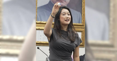 正妹幫郝龍斌代抽籤意外吸睛！爸爸說話了　網嗨喊：出道演藝圈吧