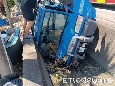屏東小貨車暴衝翻落卡1米深大排 消防員鑽隙救出80歲駕駛