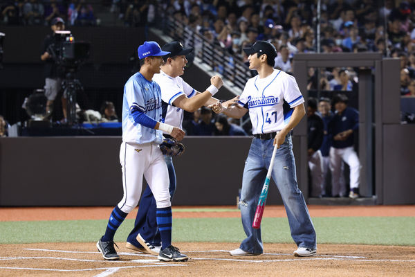 ▲▼SUPER JUNIOR&ndash;L.S.S.小分隊利特、神童、始源將為富邦悍將開球。（圖／富邦悍將提供）