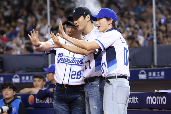 ▲▼SUPER JUNIOR&ndash;L.S.S.小分隊利特、神童、始源將為富邦悍將開球。（圖／富邦悍將提供）