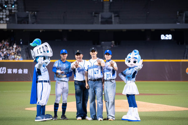 ▲▼SUPER JUNIOR&ndash;L.S.S.小分隊利特、神童、始源將為富邦悍將開球。（圖／富邦悍將提供）