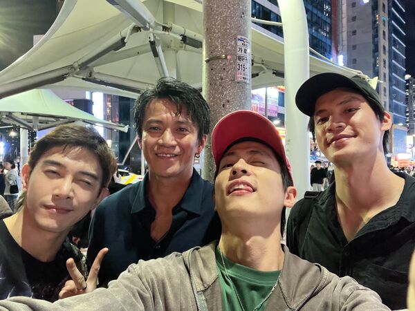 ▲石知田、張立昂、羅宏正在釜山巧遇小栗旬。（圖／達騰娛樂提供）