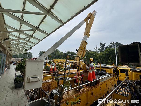 ▲台電搶修人員已事先整備防颱的材料及機具。（圖／台電屏東區處提供）