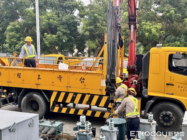 ▲台電搶修人員已事先整備防颱的材料及機具。（圖／台電屏東區處提供）