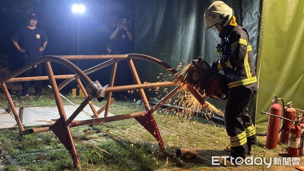 ▲台南市消防局第七大隊東門義消中隊，舉辦自主教育訓練，強化破壞器材操作，提升救災效率。（記者林東良翻攝，下同）
