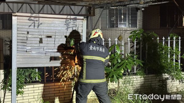 ▲台南市消防局第七大隊東門義消中隊，舉辦自主教育訓練，強化破壞器材操作，提升救災效率。（記者林東良翻攝，下同）
