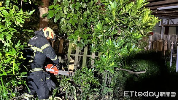 ▲台南市消防局第七大隊東門義消中隊，舉辦自主教育訓練，強化破壞器材操作，提升救災效率。（記者林東良翻攝，下同）