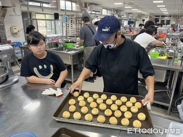 ▲台南市勞工局於曾文園區舉辦烘焙課程，學員親手製作蛋黃酥與小月娘。（記者林東良翻攝，下同）