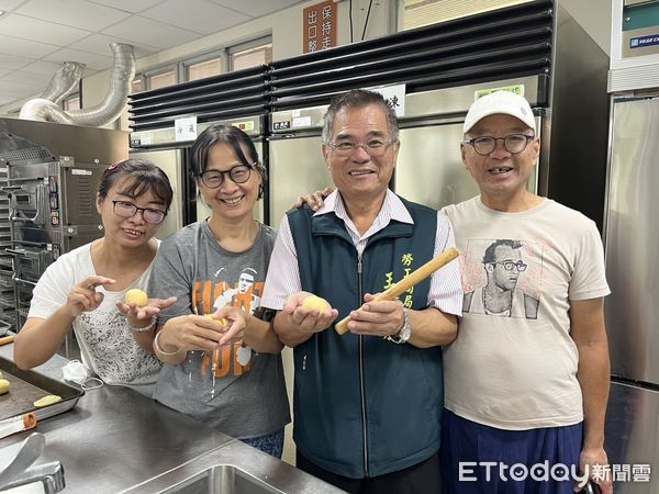 ▲台南市勞工局於曾文園區舉辦烘焙課程，學員親手製作蛋黃酥與小月娘。（記者林東良翻攝，下同）