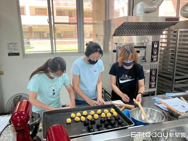 ▲台南市勞工局於曾文園區舉辦烘焙課程，學員親手製作蛋黃酥與小月娘。（記者林東良翻攝，下同）