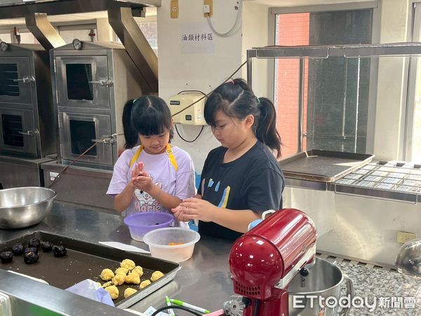 ▲台南市勞工局於曾文園區舉辦烘焙課程，學員親手製作蛋黃酥與小月娘。（記者林東良翻攝，下同）