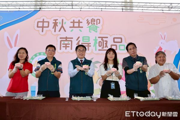 ▲台南市政府舉辦「南得極品」中秋展售，農特產齊聚市圖新總館，吸引民眾選購。（記者林東良翻攝，下同）
