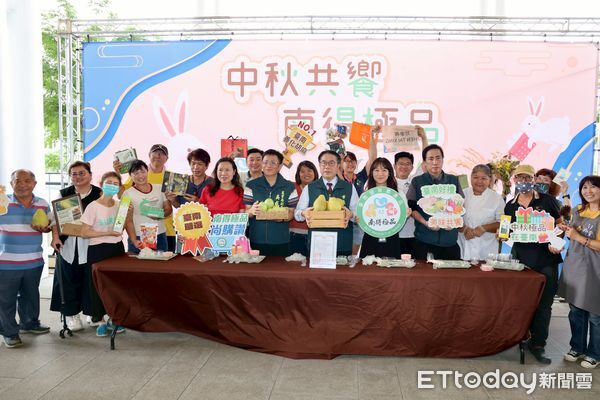 ▲台南市政府舉辦「南得極品」中秋展售，農特產齊聚市圖新總館，吸引民眾選購。（記者林東良翻攝，下同）