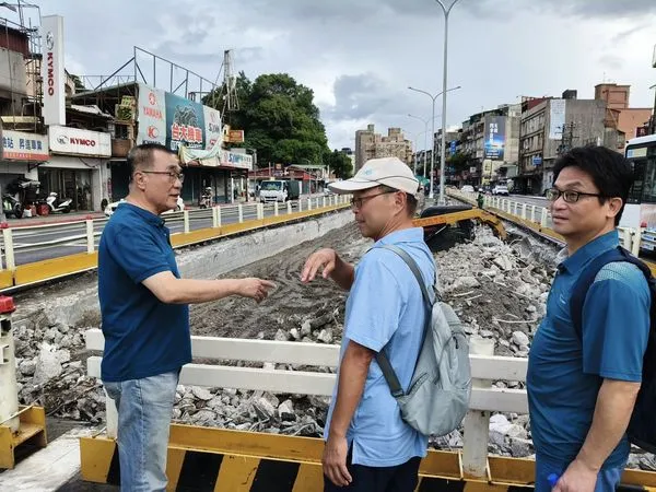 ▲李四川今日下午視察公館圓環拆除工程。（圖／北市府提供）