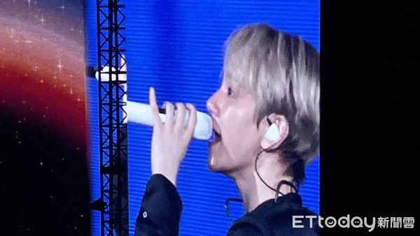 ▲▼ 伯賢演唱多首經典歌。（圖／記者翁子涵攝）