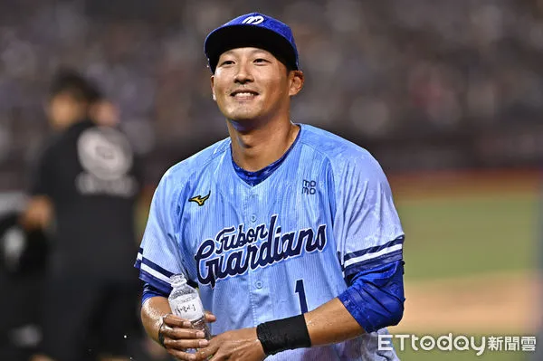 ▲▼中職林哲瑄職業生涯最後一戰，賽後向全場球迷致意。（圖／記者李毓康攝）