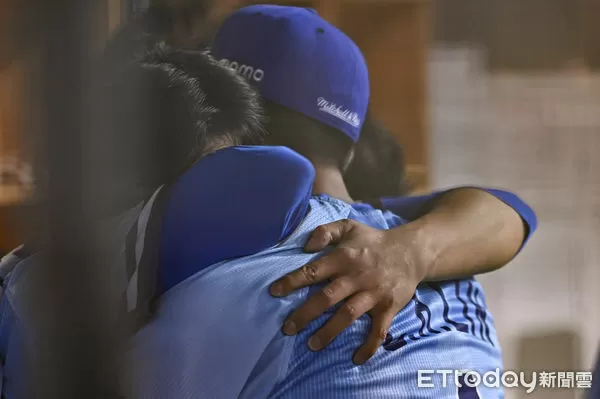 ▲▼中職陳仕朋退場後與林哲瑄擁抱大哭。（圖／記者李毓康攝）