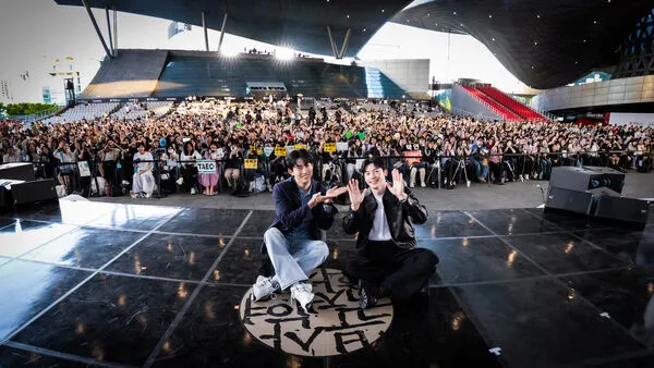 ▲許光漢出席釜山影展，合體玉澤演。（圖／甲上娛樂提供）