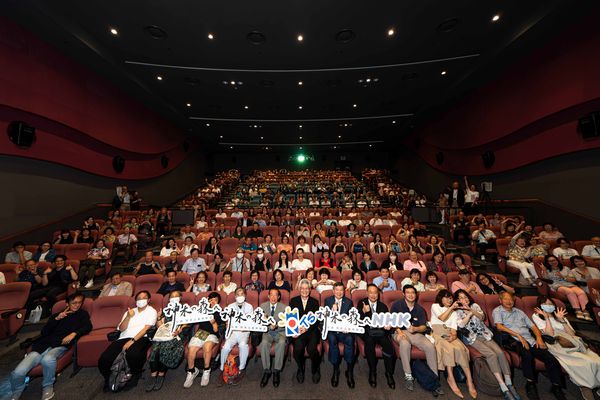 ▲▼台灣公共電視董事長胡元輝、台灣維新基金會董事長謝長廷、台北駐日經濟文化代表處代表李逸洋、NHK國際內容策進部長加藤拓（左6起）與《神木之森》台日製作團隊合影 。（圖／公視提供）