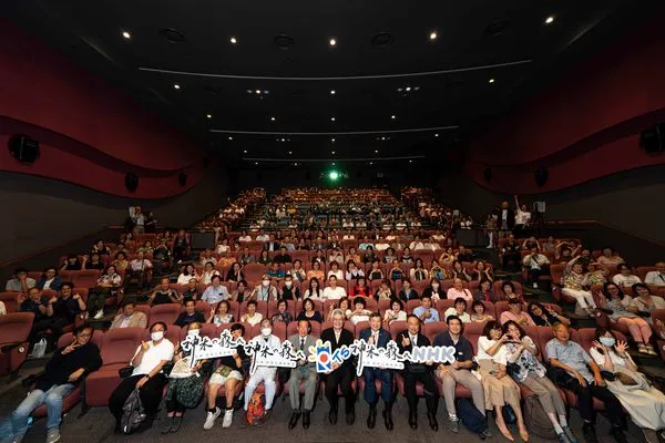 ▲▼台灣公共電視董事長胡元輝、台灣維新基金會董事長謝長廷、台北駐日經濟文化代表處代表李逸洋、NHK國際內容策進部長加藤拓（左6起）與《神木之森》台日製作團隊合影 。（圖／公視提供）