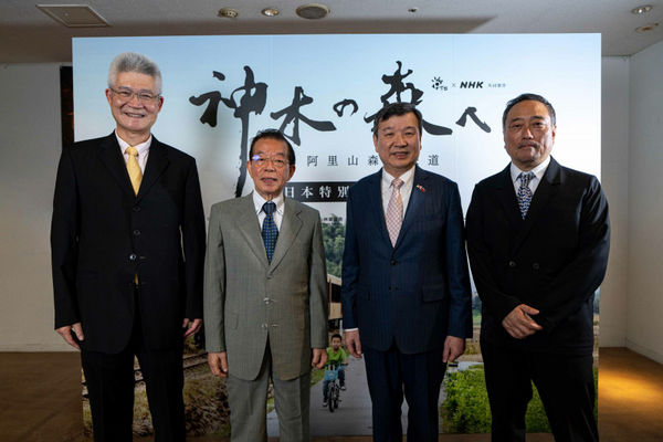 ▲▼台灣公共電視董事長胡元輝、台灣維新基金會董事長謝長廷、台北駐日經濟文化代表處代表李逸洋、NHK國際內容策進部長加藤拓（左6起）與《神木之森》台日製作團隊合影 。（圖／公視提供）