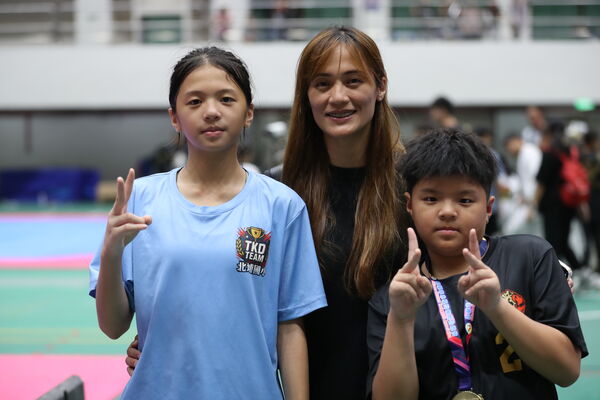 ▲完成4連霸的「小霸王」沈信村（右）與教練何翰開心合照、沈信村(後)以一面倒優勢完成四連霸、奧運銅牌曾櫟騁一對兒女摘下雙金。（圖／大會提供）