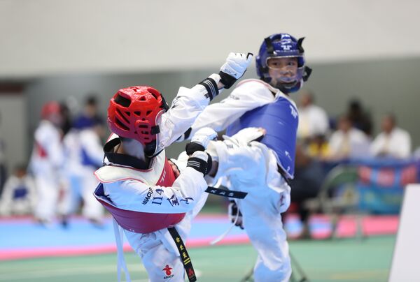 ▲完成4連霸的「小霸王」沈信村（右）與教練何翰開心合照、沈信村(後)以一面倒優勢完成四連霸、奧運銅牌曾櫟騁一對兒女摘下雙金。（圖／大會提供）