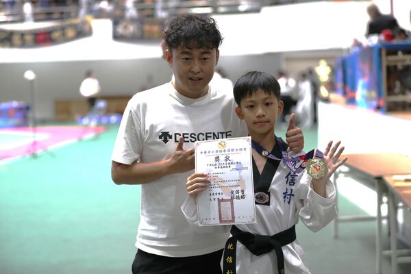 ▲完成4連霸的「小霸王」沈信村（右）與教練何翰開心合照、沈信村(後)以一面倒優勢完成四連霸、奧運銅牌曾櫟騁一對兒女摘下雙金。（圖／大會提供）