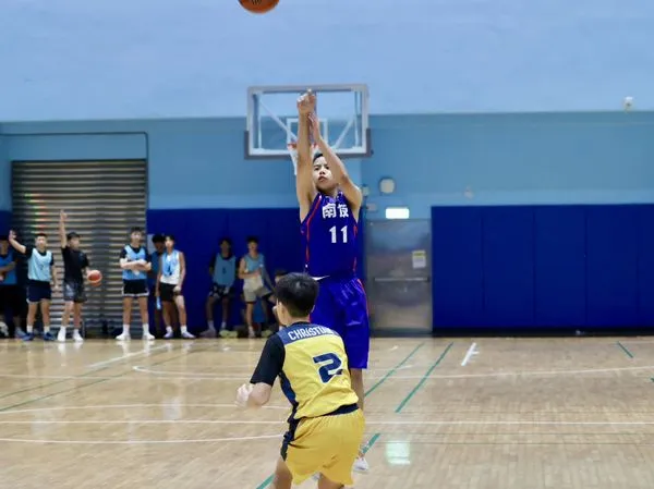 ▲南友隊靠著陳其樂三分彈準絕殺對手、教練潘博軒驕傲子弟兵展現團隊精神。（圖／U19籃球聯盟提供）