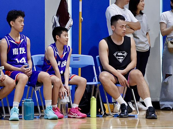 ▲南友隊靠著陳其樂三分彈準絕殺對手、教練潘博軒驕傲子弟兵展現團隊精神。（圖／U19籃球聯盟提供）