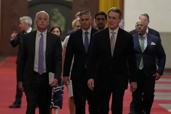 ▲美國眾議院議員罕見訪中，旨在穩定兩國關係由民主黨眾議員亞當史密斯率領的兩黨代表團在北京人民大會堂會見了中國國務院總理李強。（圖／路透）