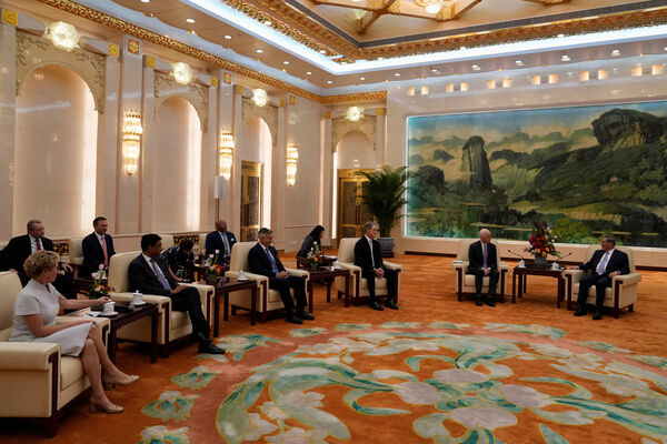 ▲▼美國眾議院議員罕見訪中，旨在穩定兩國關係由民主黨眾議員亞當史密斯率領的兩黨代表團在北京人民大會堂會見了中國國務院總理李強。（圖／路透）