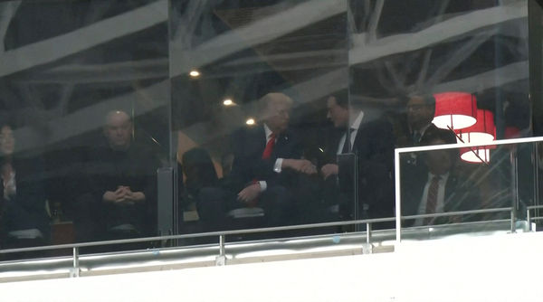 ▲▼撕破臉後世紀同框！　川普馬斯克「並肩同坐」握手嗨聊。（圖／路透）