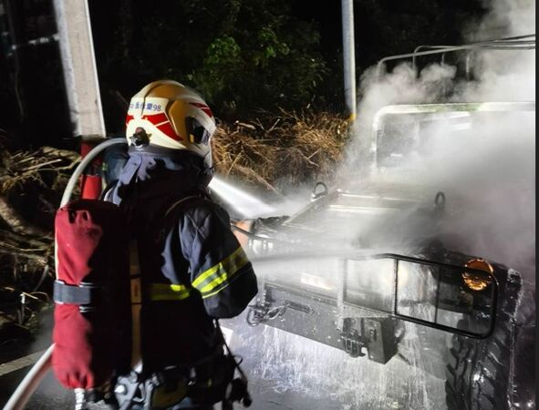 ▲田中鎮發生軍用悍馬車發生火燒車。（圖／消防局提供 記者爆料網）