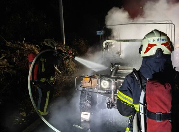 ▲田中鎮發生軍用悍馬車發生火燒車。（圖／消防局提供 記者爆料網）