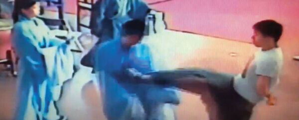 李菄峻（右）私下脾氣火爆，曾因飛踢女學生、呼巴掌等暴力事件上媒體。（翻攝畫面）