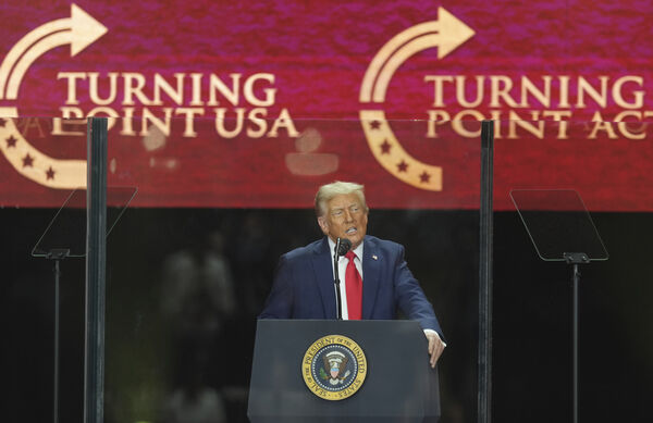 ▲▼美國保守派評論員查理&middot;柯克（Charlie Kirk）葬禮暨追悼會21日在亞利桑那州鳳凰城舉行。川普,艾瑞卡（Erika Kirk）（圖／達志影像／美聯社）