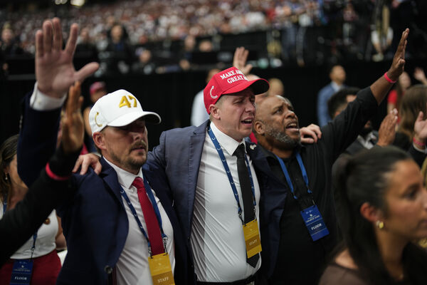 ▲▼美國保守派評論員查理&middot;柯克（Charlie Kirk）葬禮暨追悼會21日在亞利桑那州鳳凰城舉行。川普,艾瑞卡（Erika Kirk）（圖／達志影像／美聯社）