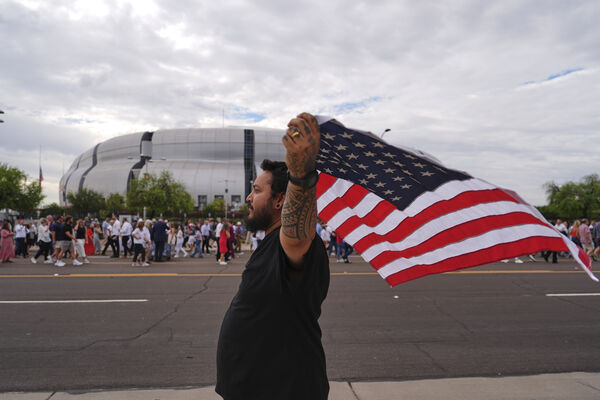 ▲▼美國保守派評論員查理&middot;柯克（Charlie Kirk）葬禮暨追悼會21日在亞利桑那州鳳凰城舉行。川普,艾瑞卡（Erika Kirk）（圖／達志影像／美聯社）