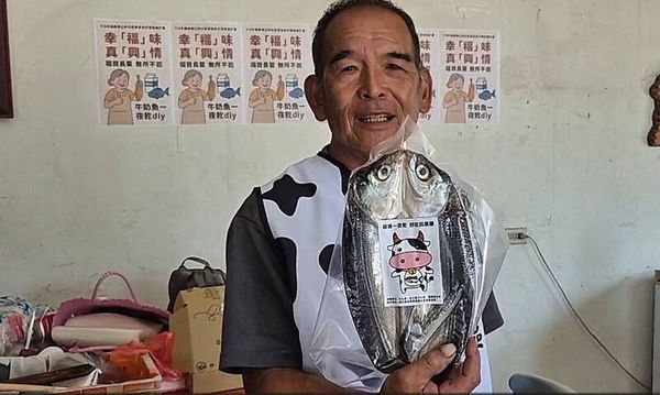 ▲福寶村長請老師教村民製作虱目魚一夜干。（圖／黃耀輝提供）