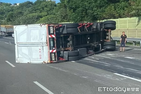 ▲全聯結拖車翻覆車道上並佔用3車道。（圖／國道公路警察局提供）